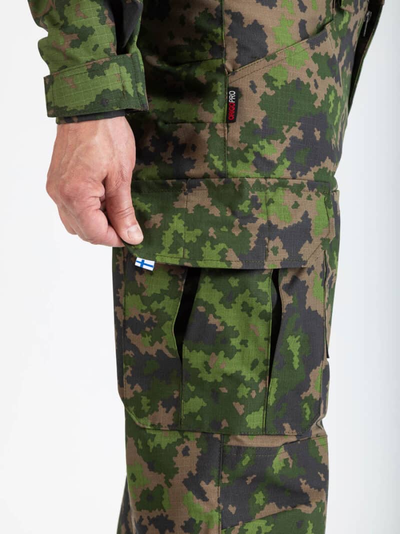 retkeilyhousut tasteluhousut m05 metsakuvio reisitaskulla suomen lippu